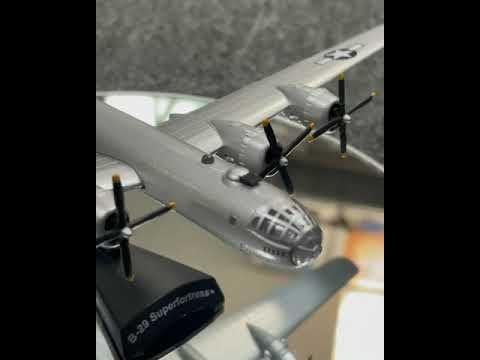 Daron Worldwide Trading B-29 Superfortress Enola Gay Vehicle (1:200 Scale) , White