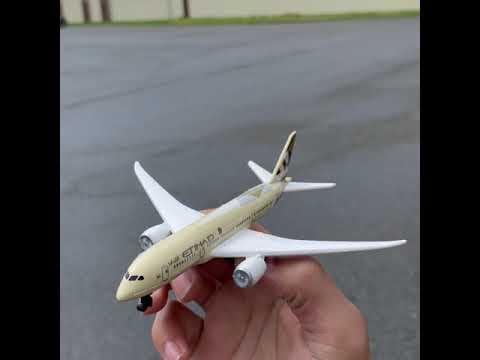 Daron Toy Airplane – Etihad – Die-Cast Metal Model Airplane Toy with Plastic Parts for Kids Ages 3+