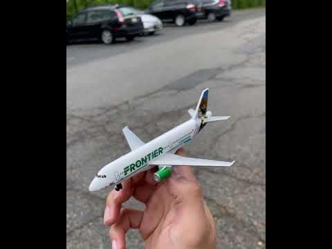 Daron Toy Airplane – Frontier Airlines – Die-Cast Metal Model Airplane Toy with Plastic Parts for Kids Ages 3+