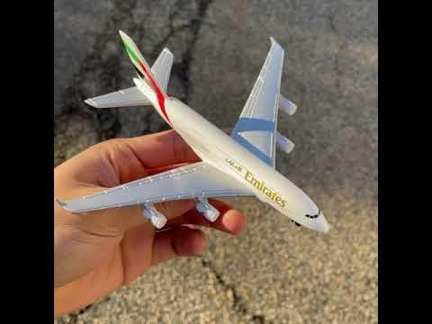Daron Toy Airplane RT9904 – Emirates A380 – Die-Cast Metal Model Airplane Toy with Plastic Parts for Kids Ages 3+