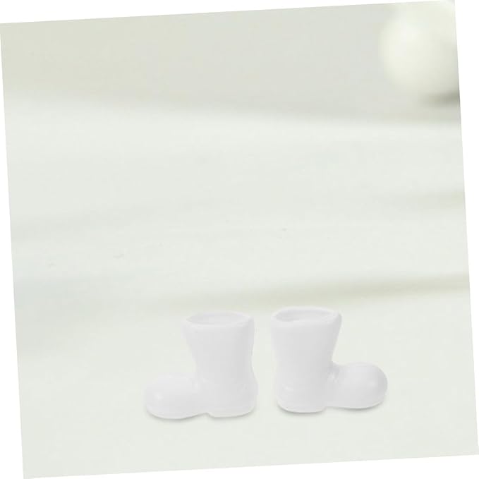 TOYZFRIENDY 100Pcs Miniature Santa Claus Boots White Plastic Doll Shoes for Christmas Craft Projects Dollhouse Accessories Holiday Table Centerpiece Ornaments Compact Festive Decorations