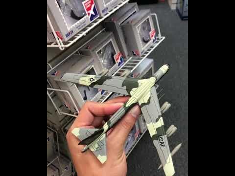 Daron Worldwide Trading B-52 Stratofortress Vehicle (1:300 Scale)