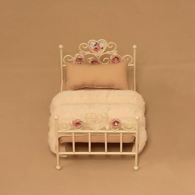 1:12 Scale Dollhouse Wicker Bed Set Handmade Miniature Rattan Bed with Pumpkin Bedding Natural and Brown Colors Dollhouse Bedroom Furniture Decor (White Iron Bed+Plush Blanket)