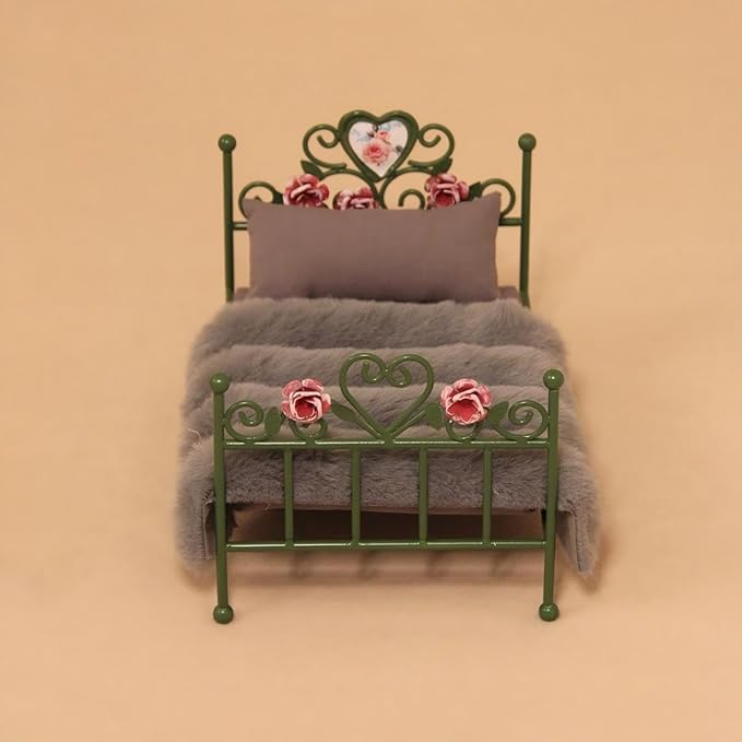 1:12 Scale Dollhouse Wicker Bed Set Handmade Miniature Rattan Bed with Pumpkin Bedding Natural and Brown Colors Dollhouse Bedroom Furniture Decor (Green Iron Bed +Plush Blanket)