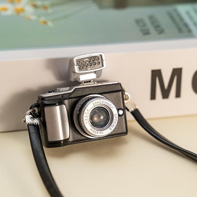 1Pc Black 1:4 Scale Mini Camera Prop Ornament Vintage Camera Model,Vintage Camera Prop,Miniature Camera,Prop Camera,Miniature Digital Camera Mini Decoration Accessories,Dollhouse Accessories(1x1.57IN)