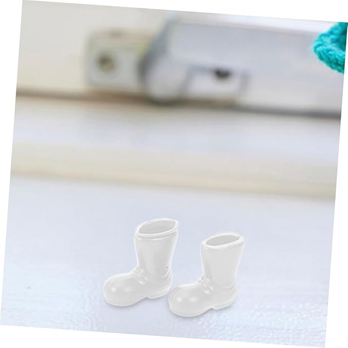TOYZFRIENDY 100Pcs Miniature Santa Claus Boots White Plastic Doll Shoes for Christmas Craft Projects Dollhouse Accessories Holiday Table Centerpiece Ornaments Compact Festive Decorations