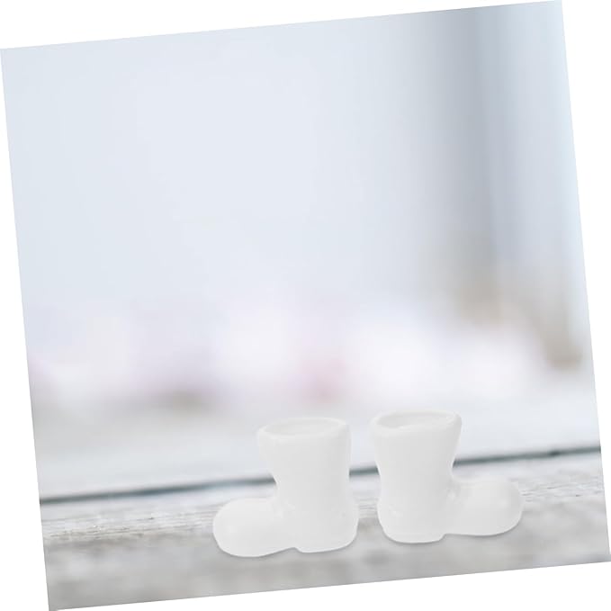 TOYZFRIENDY 100Pcs Miniature Santa Claus Boots White Plastic Doll Shoes for Christmas Craft Projects Dollhouse Accessories Holiday Table Centerpiece Ornaments Compact Festive Decorations