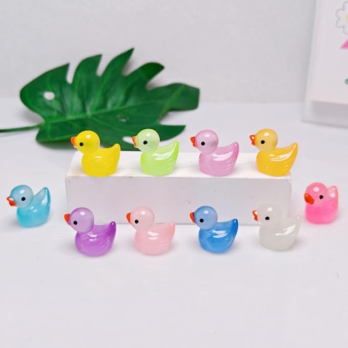 100pcs Mini Resin Duck,15 mm Dollhouse Décor Glow in The Dark for Aquarium Decor Micro Fairy Garden Landscape Hide,Seek Party Toys,Easter Basket Stuffer, Gift for All Ages (Royal Blue)