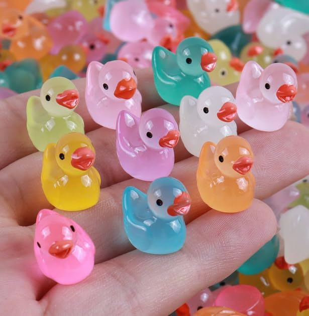 100pcs Mini Resin Duck,15 mm Dollhouse Décor Glow in The Dark for Aquarium Decor Micro Fairy Garden Landscape Hide,Seek Party Toys,Easter Basket Stuffer, Gift for All Ages (Rose Red)