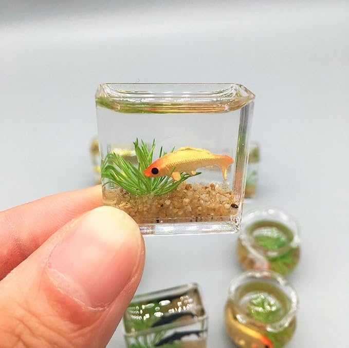 1Pc Fish Tank Toy, 1:12 Scale Miniature Dollhoue Accessories, Resin Dollhouse Fish Tank Accessories for Garden Scene Decor, Dollhouse Accessories (Random Color Square)