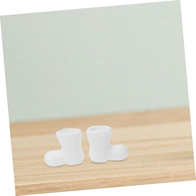TOYZFRIENDY 100Pcs Miniature Santa Claus Boots White Plastic Doll Shoes for Christmas Craft Projects Dollhouse Accessories Holiday Table Centerpiece Ornaments Compact Festive Decorations