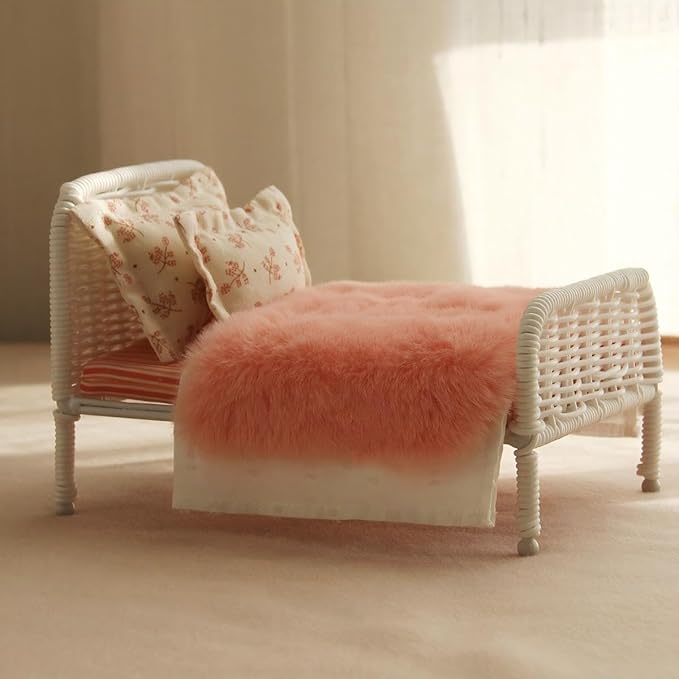 1:12 Scale Dollhouse Wicker Bed Set Handmade Miniature Rattan Bed with Pumpkin Bedding Natural and Brown Colors Dollhouse Bedroom Furniture Decor (White + Pink Blanket)