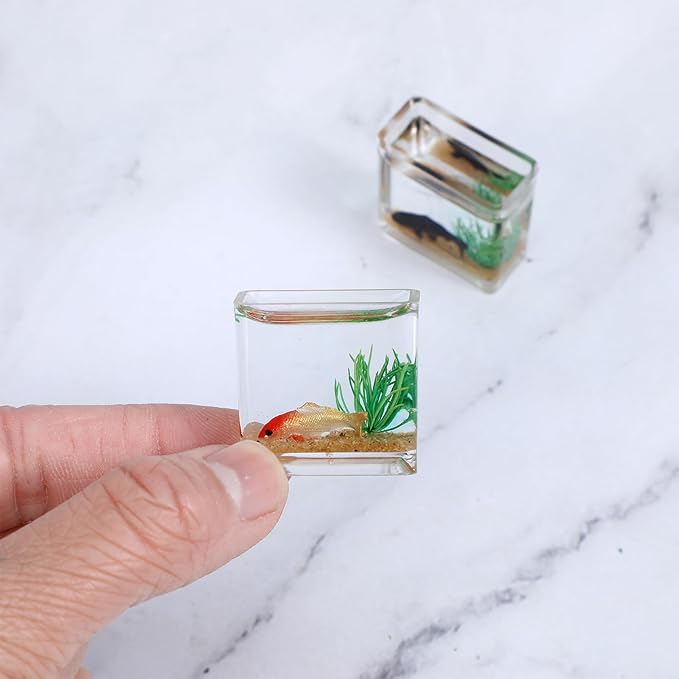 2 Pcs Miniature Fish Tank, Dollhoue Accessories Fish Bowls Resin Goldfish Gras Fish Figurine for Garden Scene Decor, Dollhouse Miniature DIY Craft, Aquarium Fish Ornament