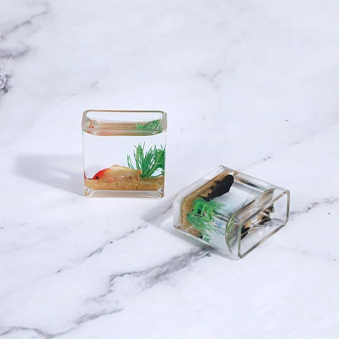 2 Pcs Miniature Fish Tank, Dollhoue Accessories Fish Bowls Resin Goldfish Gras Fish Figurine for Garden Scene Decor, Dollhouse Miniature DIY Craft, Aquarium Fish Ornament
