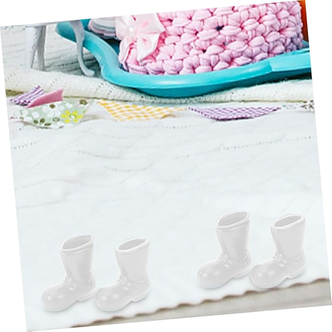 TOYZFRIENDY 100Pcs Miniature Santa Claus Boots White Plastic Doll Shoes for Christmas Craft Projects Dollhouse Accessories Holiday Table Centerpiece Ornaments Compact Festive Decorations