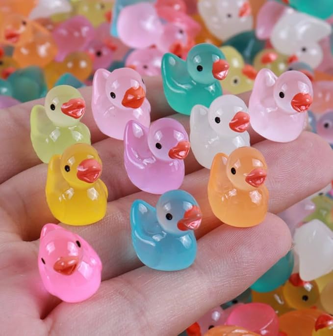 100pcs Luminous Mini Ducks,15 mm Dollhouse Décor Resin Ducks Glow in The Dark for Aquarium Decor Micro Fairy Garden Landscape Hide,Seek Party Toys,Craft Making and Ornament Scrapbooking (Multicolour)