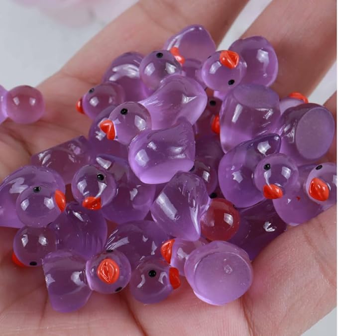 100pcs Mini Resin Duck,15 mm Dollhouse Décor Glow in The Dark for Aquarium Decor Micro Fairy Garden Landscape Hide,Seek Party Toys,Easter Basket Stuffer, Gift for All Ages (Purple)