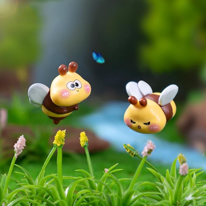 AKV Mini Resin Bees, Cute Mini Bees for Crafts Dollhouses Garden Birthday Party Table Decor, Cartoon Tiny Bees Figurine for Car Dashboard Decorations, Bee Gifts for Women (15Pcs with Luggage)