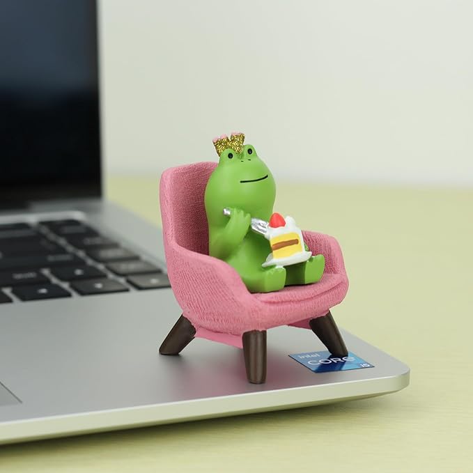 Miniature Frog Eating Cake Figurine - Funny Shelf Desk Decoration - Perfect Cute Frog Gift (Pink Sofa)
