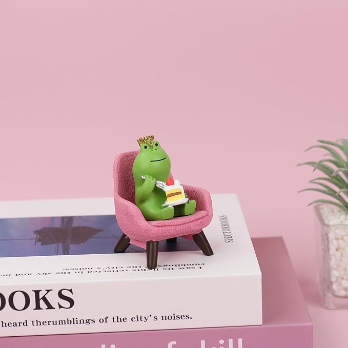 Miniature Frog Eating Cake Figurine - Funny Shelf Desk Decoration - Perfect Cute Frog Gift (Pink Sofa)