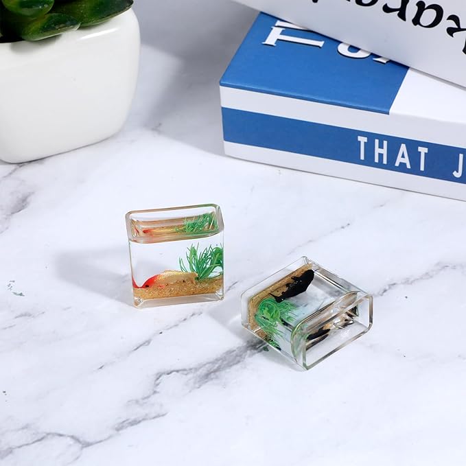 2 Pcs Miniature Fish Tank, Dollhoue Accessories Fish Bowls Resin Goldfish Gras Fish Figurine for Garden Scene Decor, Dollhouse Miniature DIY Craft, Aquarium Fish Ornament