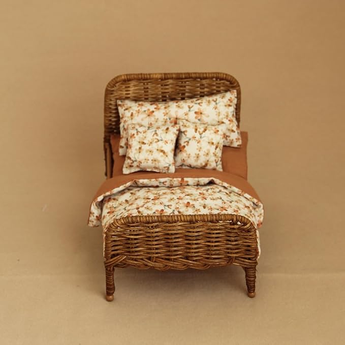 1:12 Scale Dollhouse Wicker Bed Set Handmade Miniature Rattan Bed with Pumpkin Bedding Natural and Brown Colors Dollhouse Bedroom Furniture Decor (Coffee)