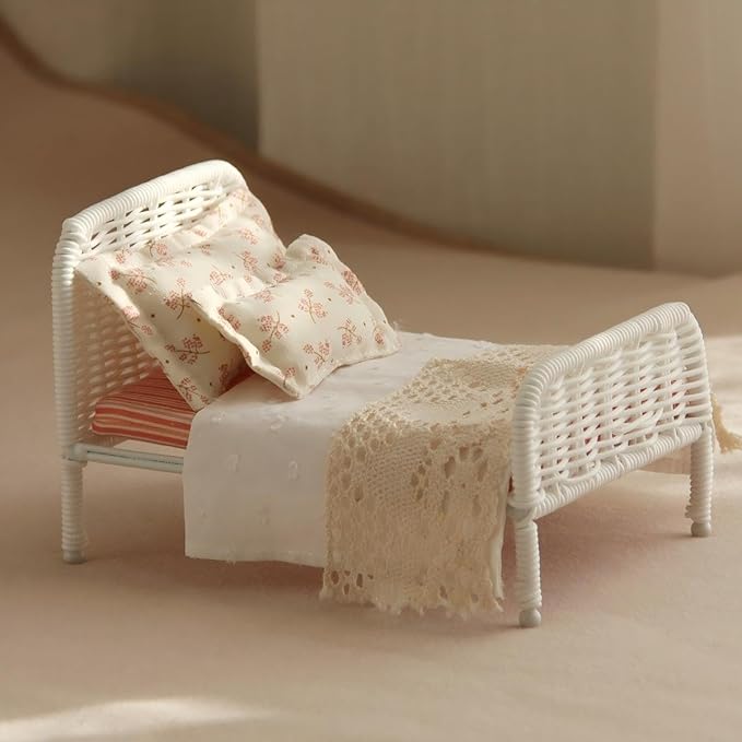 1:12 Scale Dollhouse Wicker Bed Set Handmade Miniature Rattan Bed with Pumpkin Bedding Natural and Brown Colors Dollhouse Bedroom Furniture Decor (White + lace)