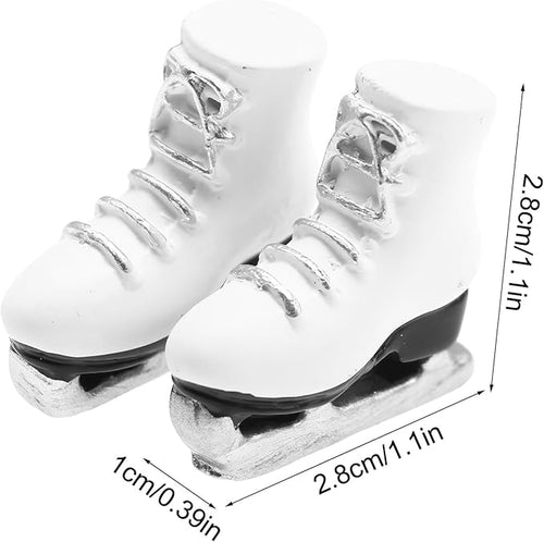1Pair Dollhouses Miniature White Ice Skates - Miniature Roller Skates, Miniature Scale Accessory Roller Shoes Winter Sports Shoes, Realistic White Skating Shoes for Playhouse Decor