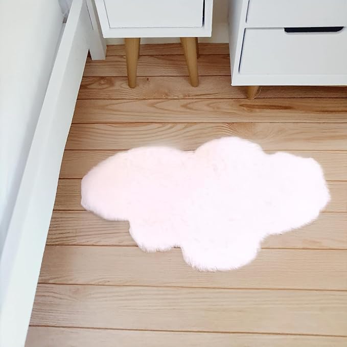 1:12 Scale Miniature Dollhouse Cloud Rug – Soft White Faux Fur Carpet, Cozy Bedroom & Living Room Accessory for Dollhouse Decoration, Mini Scene Layout, DIY Display & Micro Landscape Décor (5.8x3.8in)