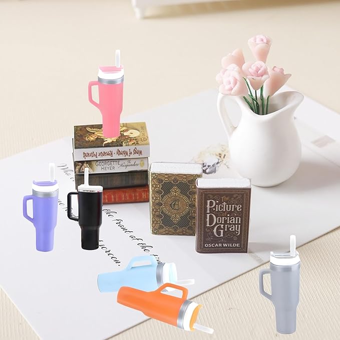 4 Pcs Miniature Drink Tumblers with Detachable Lid & Straw – Realistic 1/12 Scale Dollhouse Thermal Cups, Multi-Color Random Set for DIY, Micro Fairy Garden,Office Display & Collectible Mini Ornaments