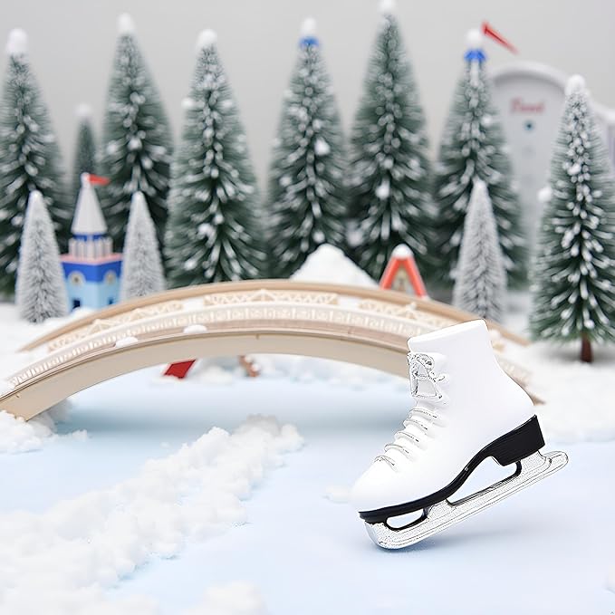 1Pair Dollhouses Miniature White Ice Skates - Miniature Roller Skates, Miniature Scale Accessory Roller Shoes Winter Sports Shoes, Realistic White Skating Shoes for Playhouse Decor