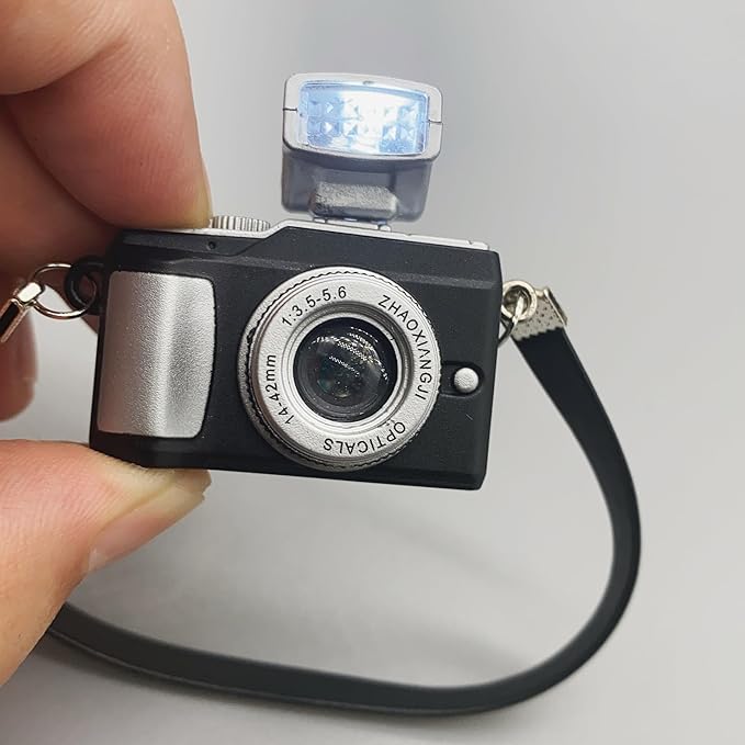 1Pc Black 1:4 Scale Mini Camera Prop Ornament Vintage Camera Model,Vintage Camera Prop,Miniature Camera,Prop Camera,Miniature Digital Camera Mini Decoration Accessories,Dollhouse Accessories(1x1.57IN)