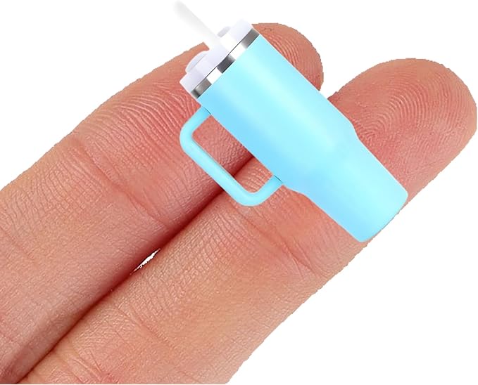 2Pcs Miniature Drink Cup & Toast Set – Realistic1/12 Scale Dollhouse Tumbler with Detachable Lid & Straw for DIY Dollhouse,Fairy Garden,Office,Desktop Decoration,Collectible Mini Ornaments（Light Blue）
