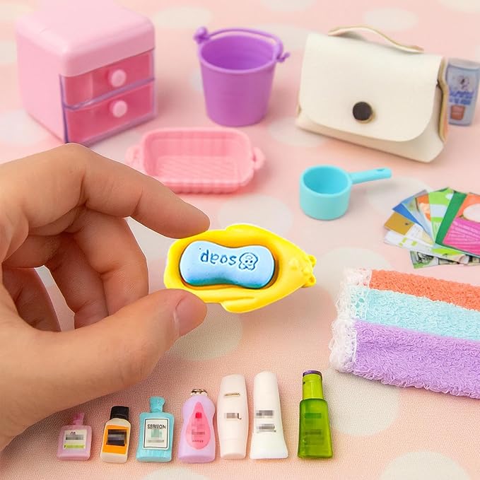 118Pcs Dollhouse Mini Jewelry Storage Case Cosmetic Hand Bag Towel Bathroom Set Accessories Toothbrush Shampoo Purse Decor Doll Backpack Girl Micro Scene Ature Makeup Shoes Glasses Money Mask DIY