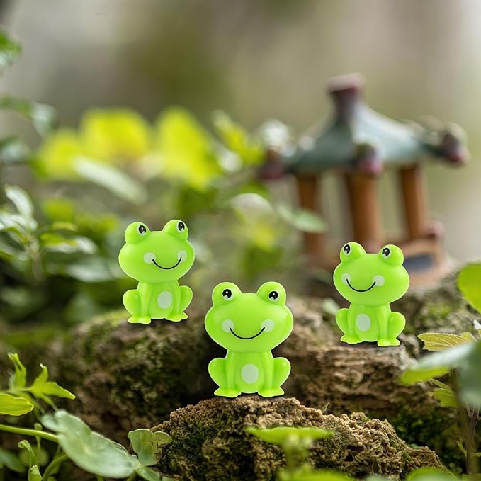 BuQiuRen 150Pcs Mini Green Plastic Frogs, Tiny Frogs Figurines Small Frog to Hide Fairy Garden Miniature Dollhouse Potted Plants Cake DIY Home Decoration Frog Decorations for Party