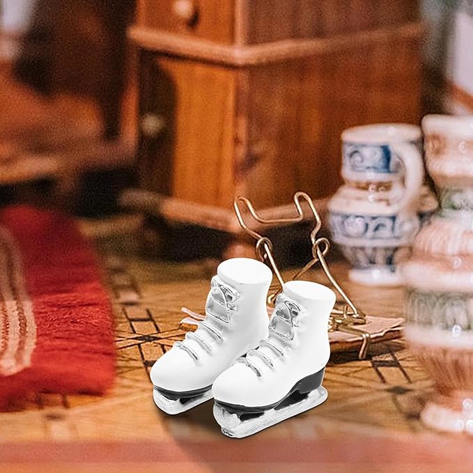 1Pair Dollhouses Miniature White Ice Skates - Miniature Roller Skates, Miniature Scale Accessory Roller Shoes Winter Sports Shoes, Realistic White Skating Shoes for Playhouse Decor