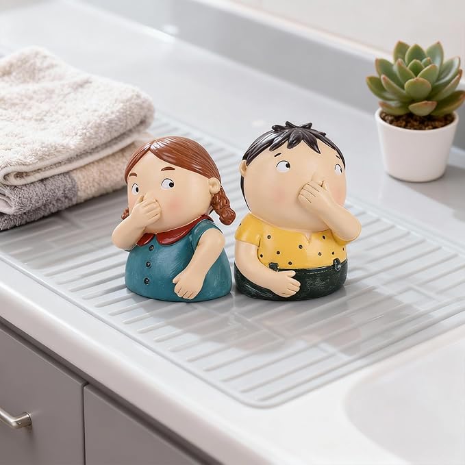 LCCCK Girl & Boy Holding Nose Sculpture Funny Bathroom Decor Statue, Quirky Home Decor Art Bathroom Figurines for Toilet Butler Tank Shelf Shelves, Mens Girls Toilet Decorate Knick Knacks