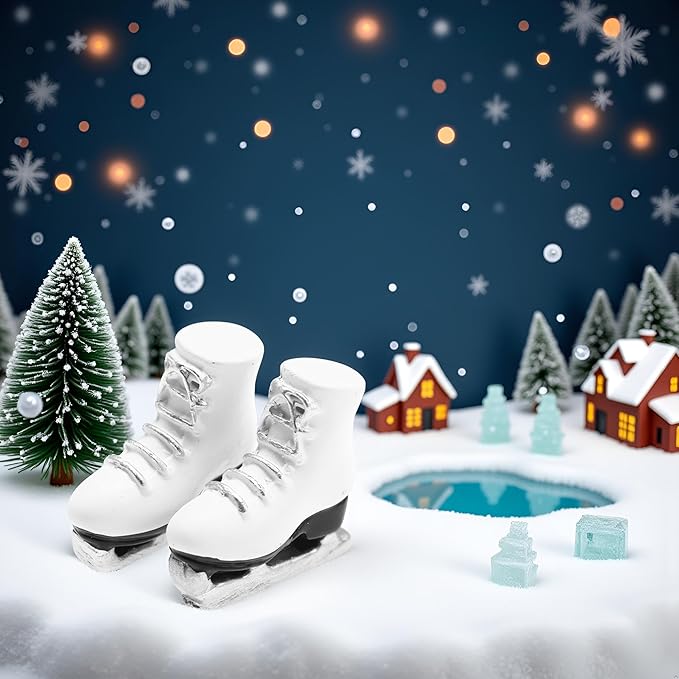 1Pair Dollhouses Miniature White Ice Skates - Miniature Roller Skates, Miniature Scale Accessory Roller Shoes Winter Sports Shoes, Realistic White Skating Shoes for Playhouse Decor