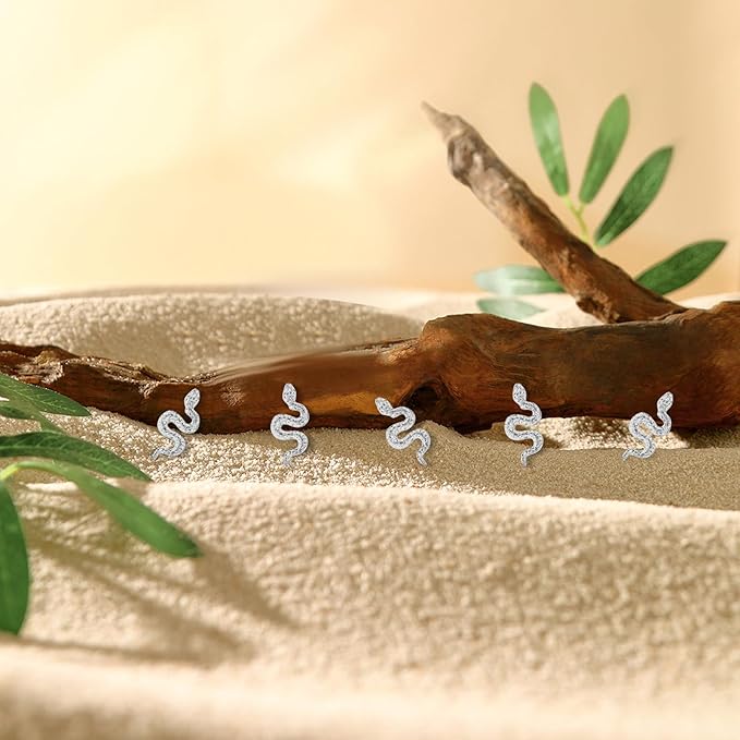 200 Pieces Silver Mini Snakes Dollhouse Miniatures Tiny Resin Snakes Micro Fake Snakes for Crafts Dollhouse Fairy Garden Micro Landscaping Decoration Mini Halloween Figurines