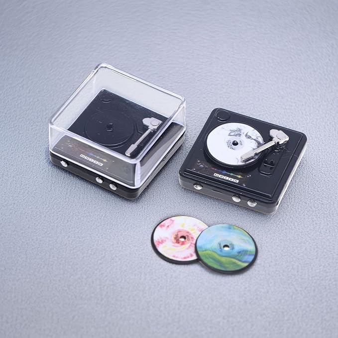 Miniature Retro Record Player Set, 1:12 Scale Vintage Turntable with 3 Mini Records, Realistic Alloy Model for Dollhouse Living Room & Music Room Accessories, Collectible Decor