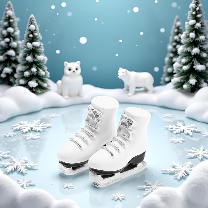1Pair Dollhouses Miniature White Ice Skates - Miniature Roller Skates, Miniature Scale Accessory Roller Shoes Winter Sports Shoes, Realistic White Skating Shoes for Playhouse Decor