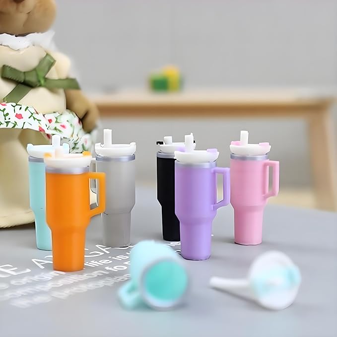 4 Pcs Miniature Drink Tumblers with Detachable Lid & Straw – Realistic 1/12 Scale Dollhouse Thermal Cups, Multi-Color Random Set for DIY, Micro Fairy Garden,Office Display & Collectible Mini Ornaments