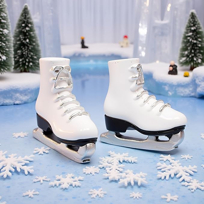 1Pair Dollhouses Miniature White Ice Skates - Miniature Roller Skates, Miniature Scale Accessory Roller Shoes Winter Sports Shoes, Realistic White Skating Shoes for Playhouse Decor