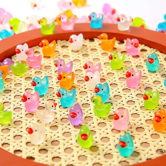 1000Pcs Luminous Mini Resin Duck Tiny Duck Figurine for Fairy Garden Landscape Aquarium Potted Plant Prank Game DIY Ornament Party to Hide, Miniature Dollhouse Accessories, Glow in The Dark, 10 Colors