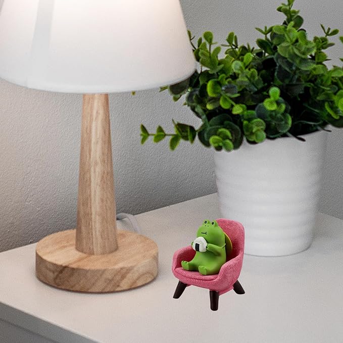 Refintural Miniature Frog Figurines Statue - Cute Frog Sculpture for Outdoor Fairy Garden and Desk Decorations - Adorable Frog Figurine Statue Decor for Plant Shelf Desk Office Bedroom(Pink Sofa)