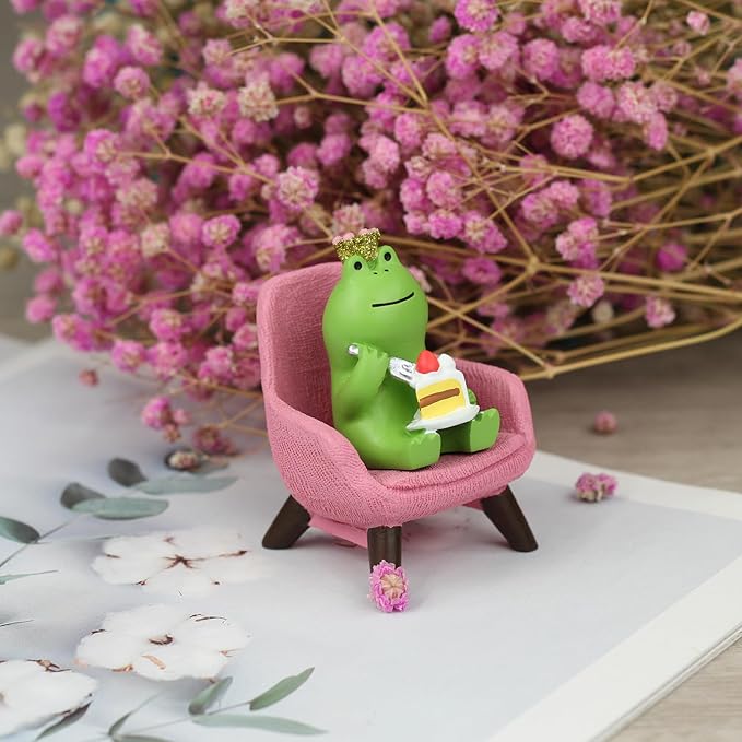Miniature Frog Eating Cake Figurine - Funny Shelf Desk Decoration - Perfect Cute Frog Gift (Pink Sofa)