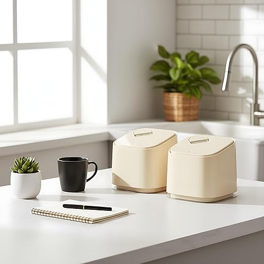 AIWE7D Mini Trash Can with Lid and Brush, Small Desktop Trash Can for Desk, Bathroom, Bedroom, Kitchen, Car, Office flip top Waste Basket Small Garbage can Hidden Bag Cute Compact Garbage Bin(Basic)
