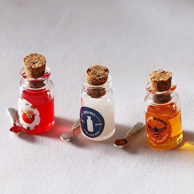 1Set Miniature Dollhouse Accessory, Resin Mini Jam Dollhouse Milk Honey Strawberry Jam with Spoon Set for Kitchen Scene Decoration, Décor