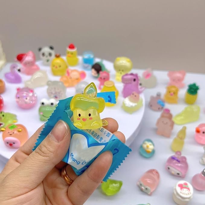 (100PCS) Mini Glow in The Dark Animal Resin Models, Mystery Resin Animals Blind Bag for Birthday Party Gift, DIY Crafts, Ornaments, Random Design