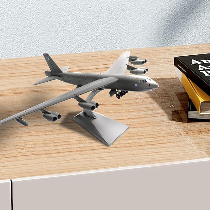 1/200 Scale B-52(Stratofortress) Long-Range Subsonic Jet-Powered Strategic Bomber Diecast Military Aircraft Model Display Model Aircraft for Display Collection or Gift